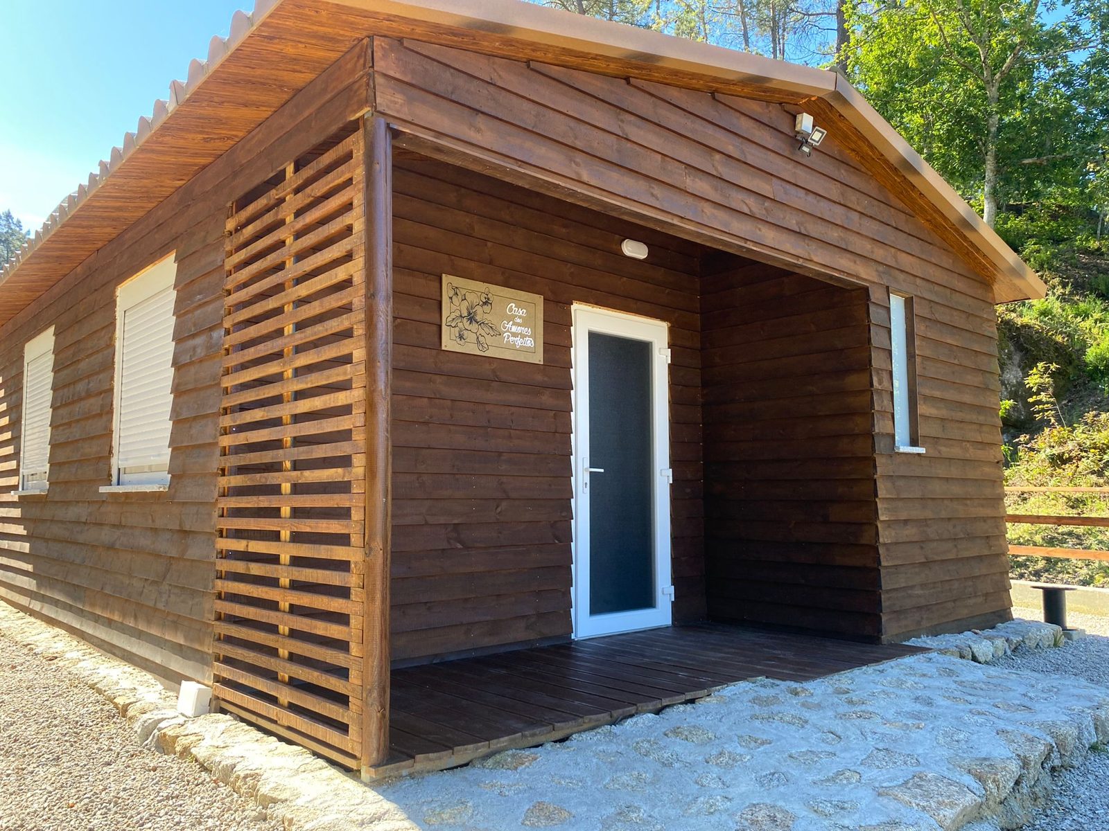 Exterior de uma das casas de madeira da Rural Farm Alive