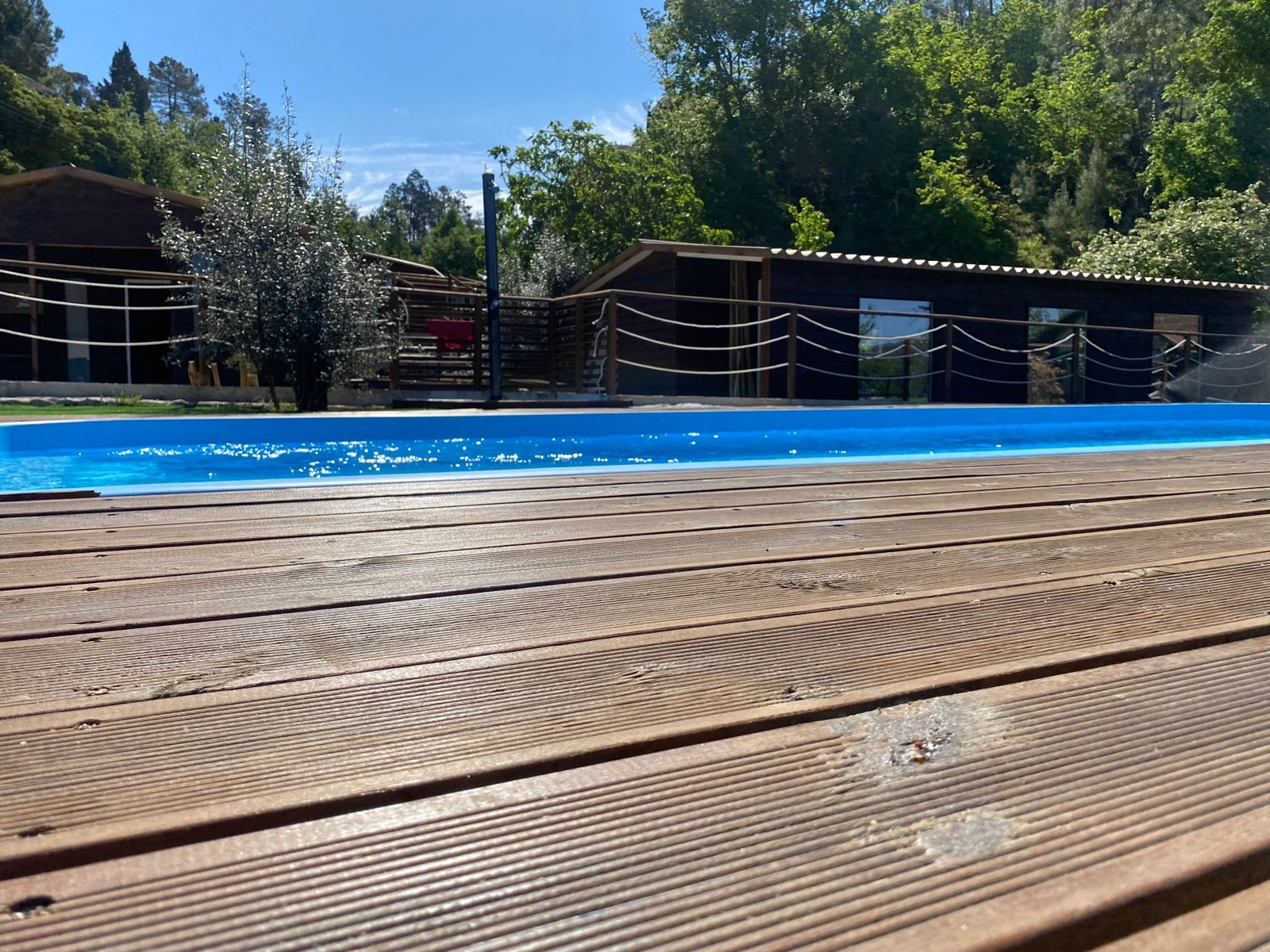 Piscina e deck em madeira