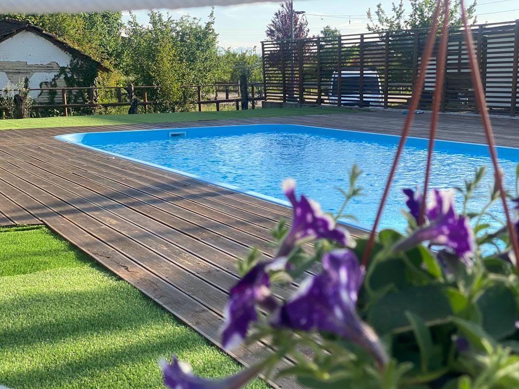 Piscina e jardim da Rural Farm Alive