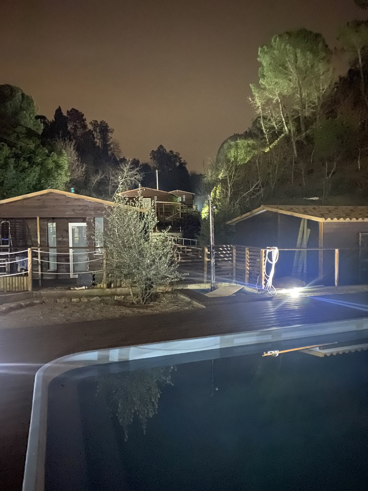 Piscina iluminada à noite